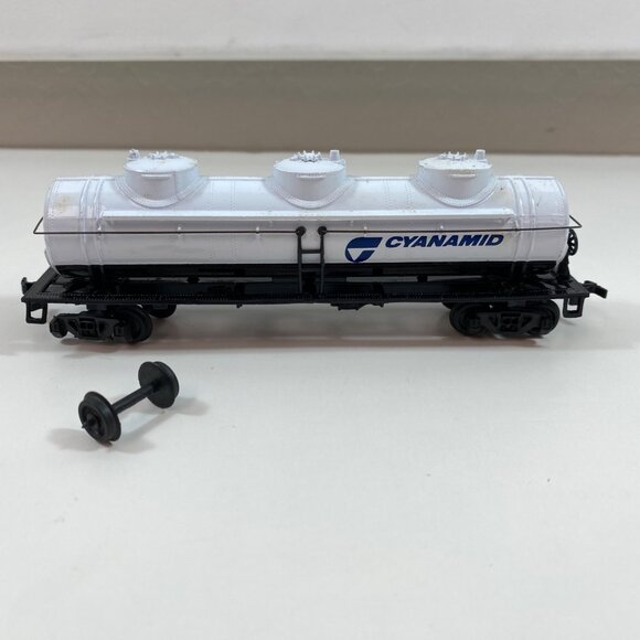 Bachmann HO Scale Model Train 3 Dome Cyanamid Tank Car 43100139 White Black 6" - Picture 3 of 9